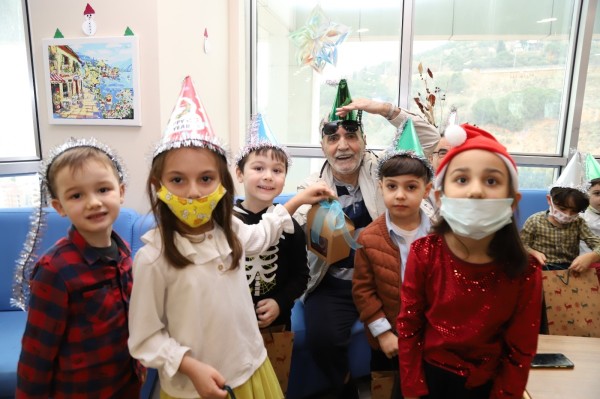 Kreş Öğrencilerinden Huzurevi Sakinlerine Yılbaşı Sürprizi