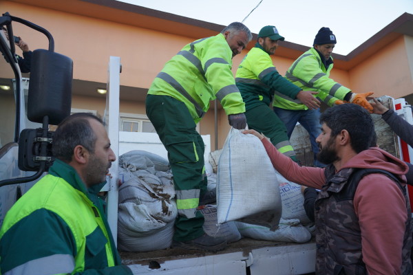 ÇİFTÇİYE 10 TON KOMPOST GÜBRE DAĞITILDI