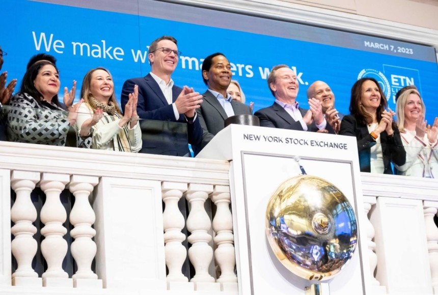 Eaton, Borsadaki 100. Yılını Kutlamak için New York Menkul Kıymetler Borsası (NYSE) Açılış Zilini Çaldı